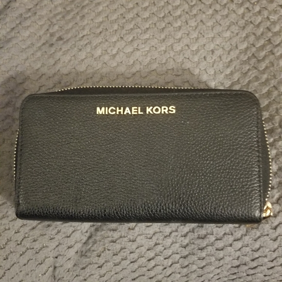 Nwt Michael Kors jet set travel wallet - Picture 2 of 5